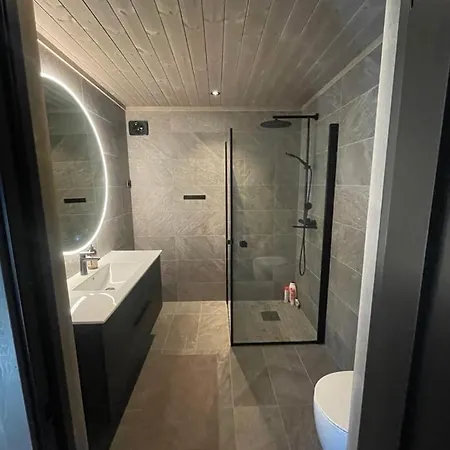 Moderne Og Romslig Familiehytte I