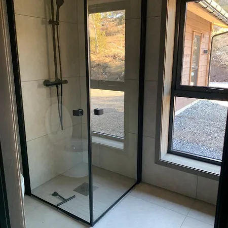 Moderne Og Romslig Familiehytte I Stryn